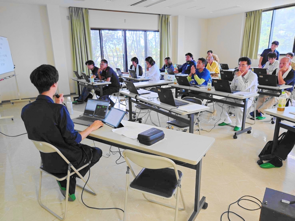 研修会（現場技術者向け自動追尾ワンマン測量機体験会）を開催しました。